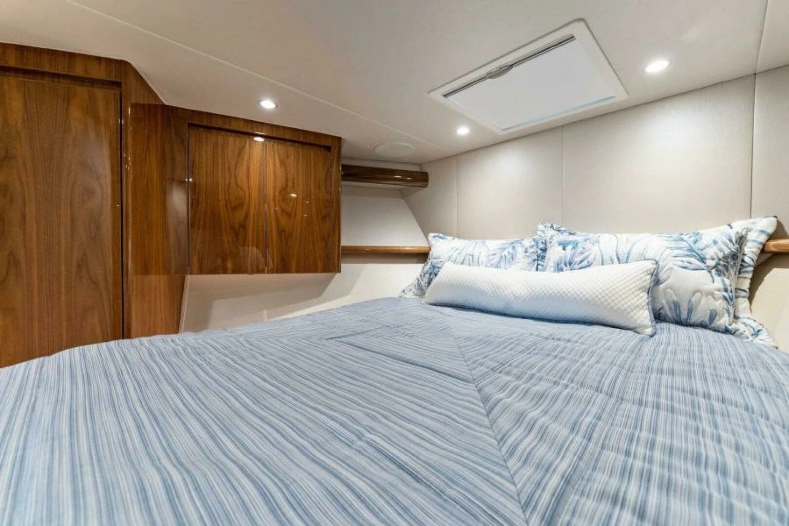 2021 Viking 54 Convertible - Image 7