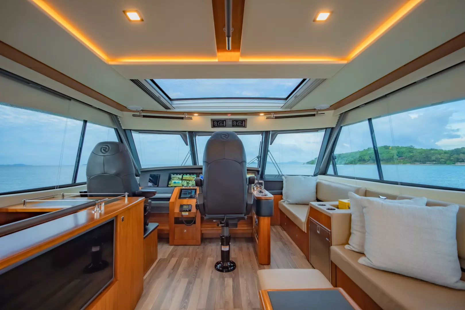 2019 Riviera 68 Sport Motor Yacht - Image 24