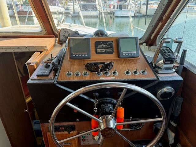1981 Tollycraft 34 - 11