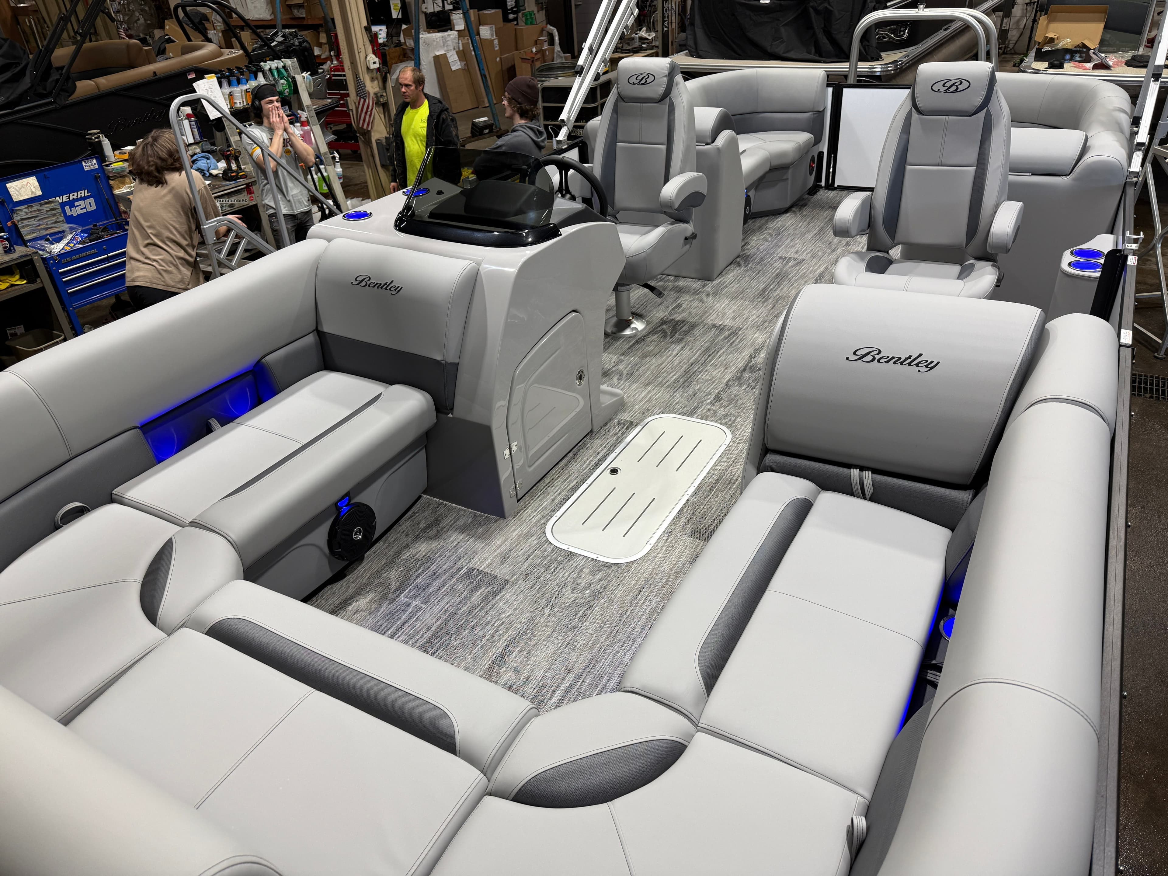 2026 Bentley Pontoons Legacy 200HP Navigator 223 Quad Lounge Tritoon - 31