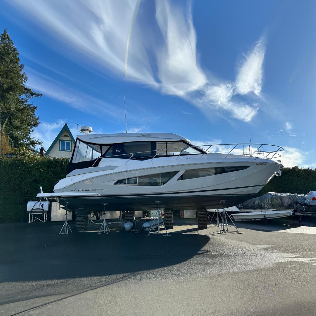 2022 Regal 42 Grande Coupe