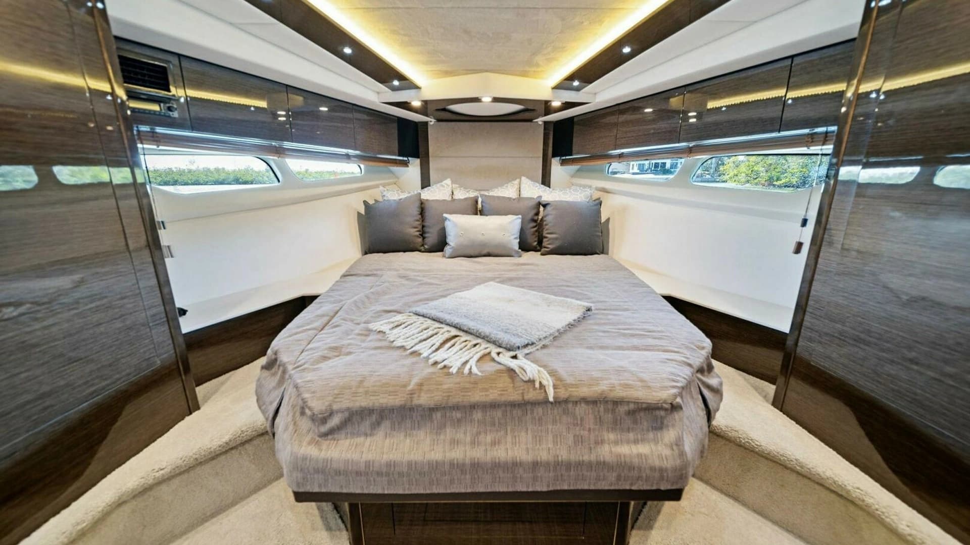 2019 Cruisers Yachts 45 Cantius - Image 4