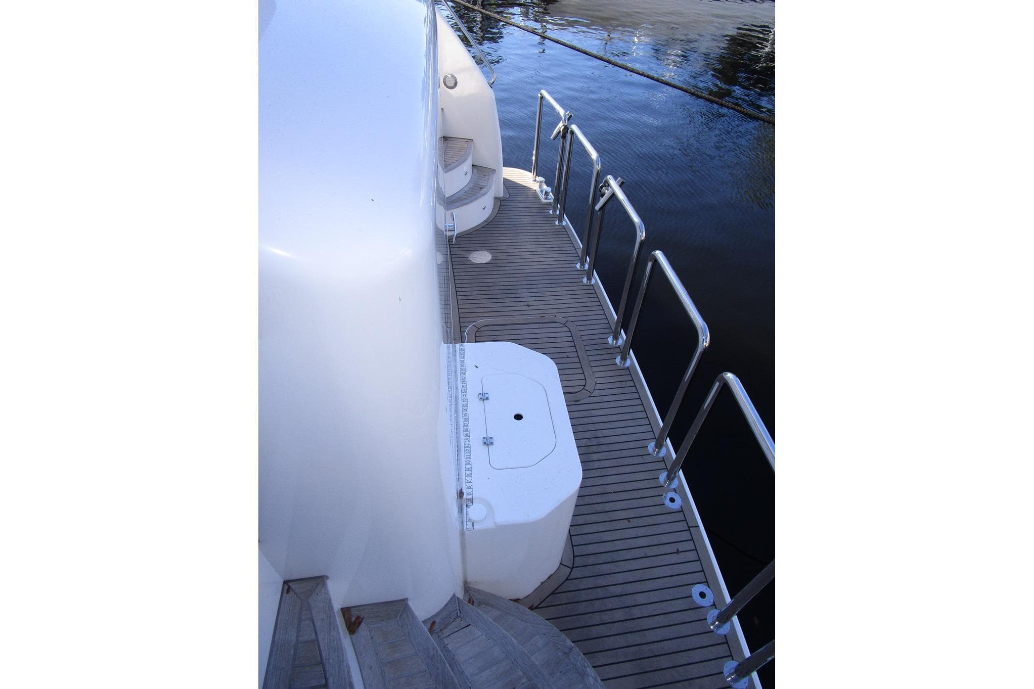 Transom with livewell