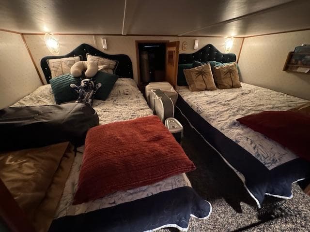 Cozy bedroom with twin beds in a 1994 Gibson 44 Standard boat.