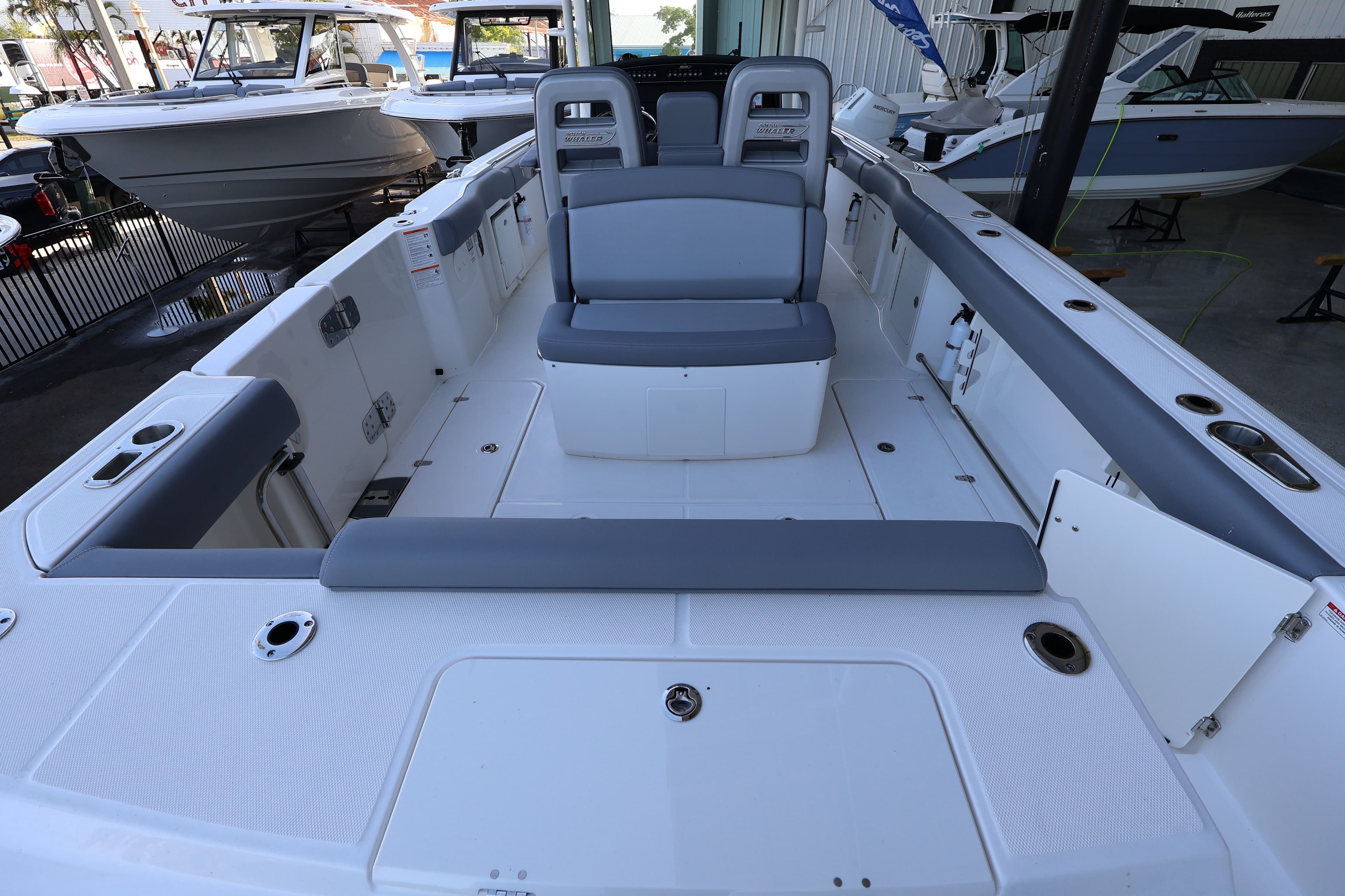 2026 Boston Whaler 330 Outrage - 7