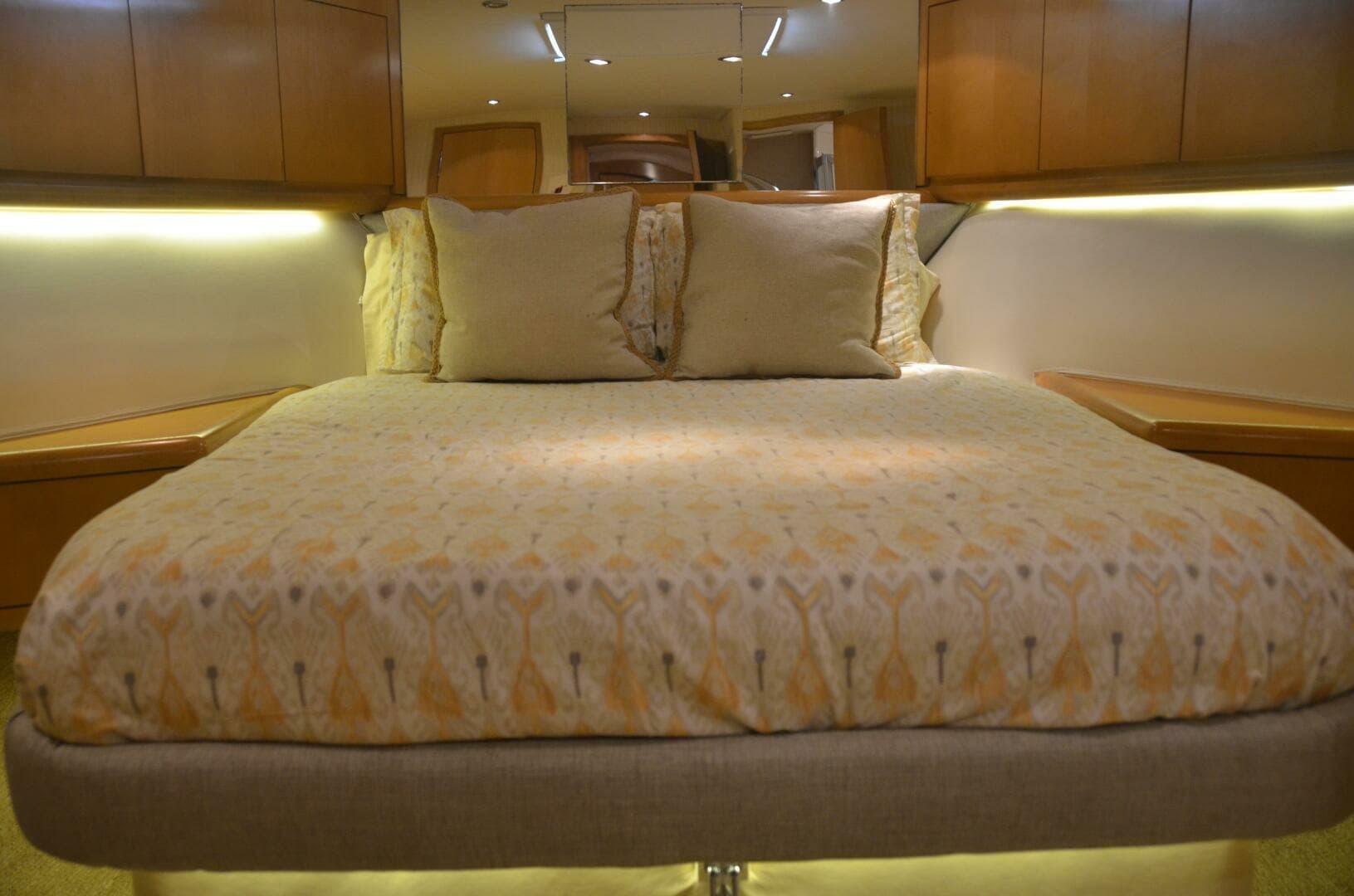 1999 Hatteras 60 Convertible - Image 10