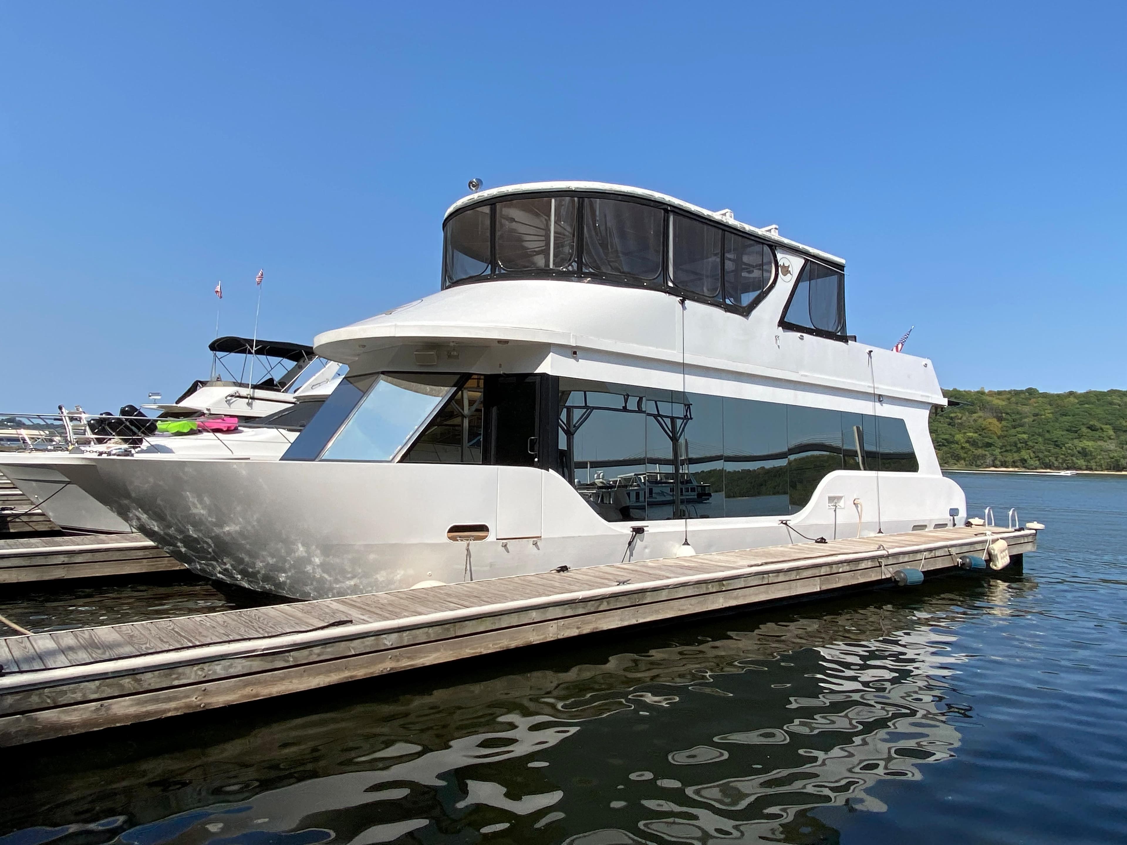 2005 Skipperliner Millenium yacht docked on calm water under clear blue sky.
