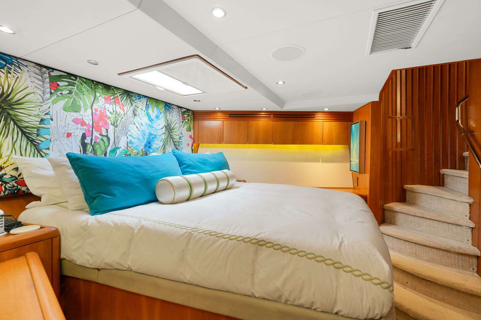 2005 Hatteras 100 Motor Yacht - Image 20
