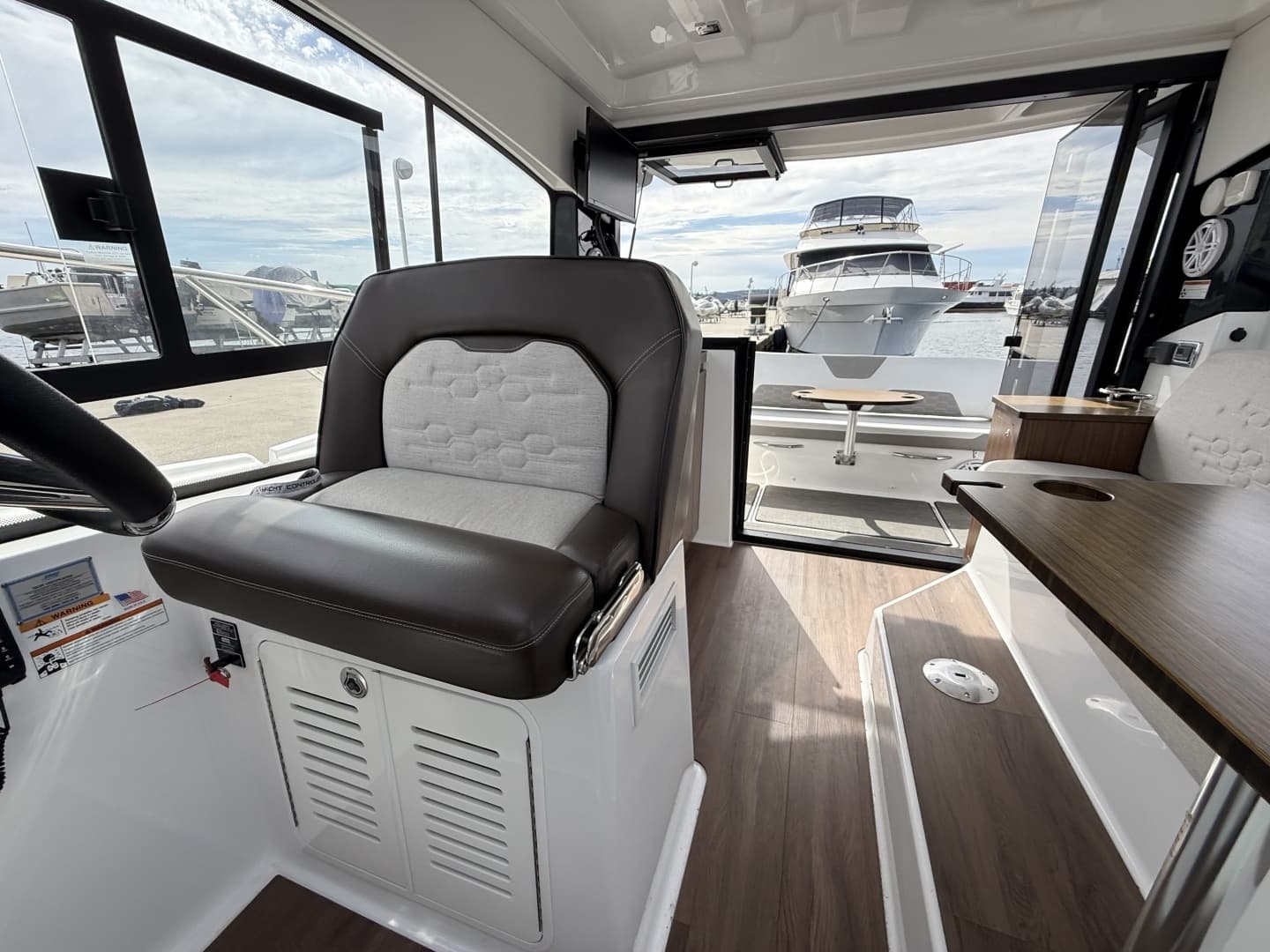2022 Four Winns V355 Coupe - Image 34