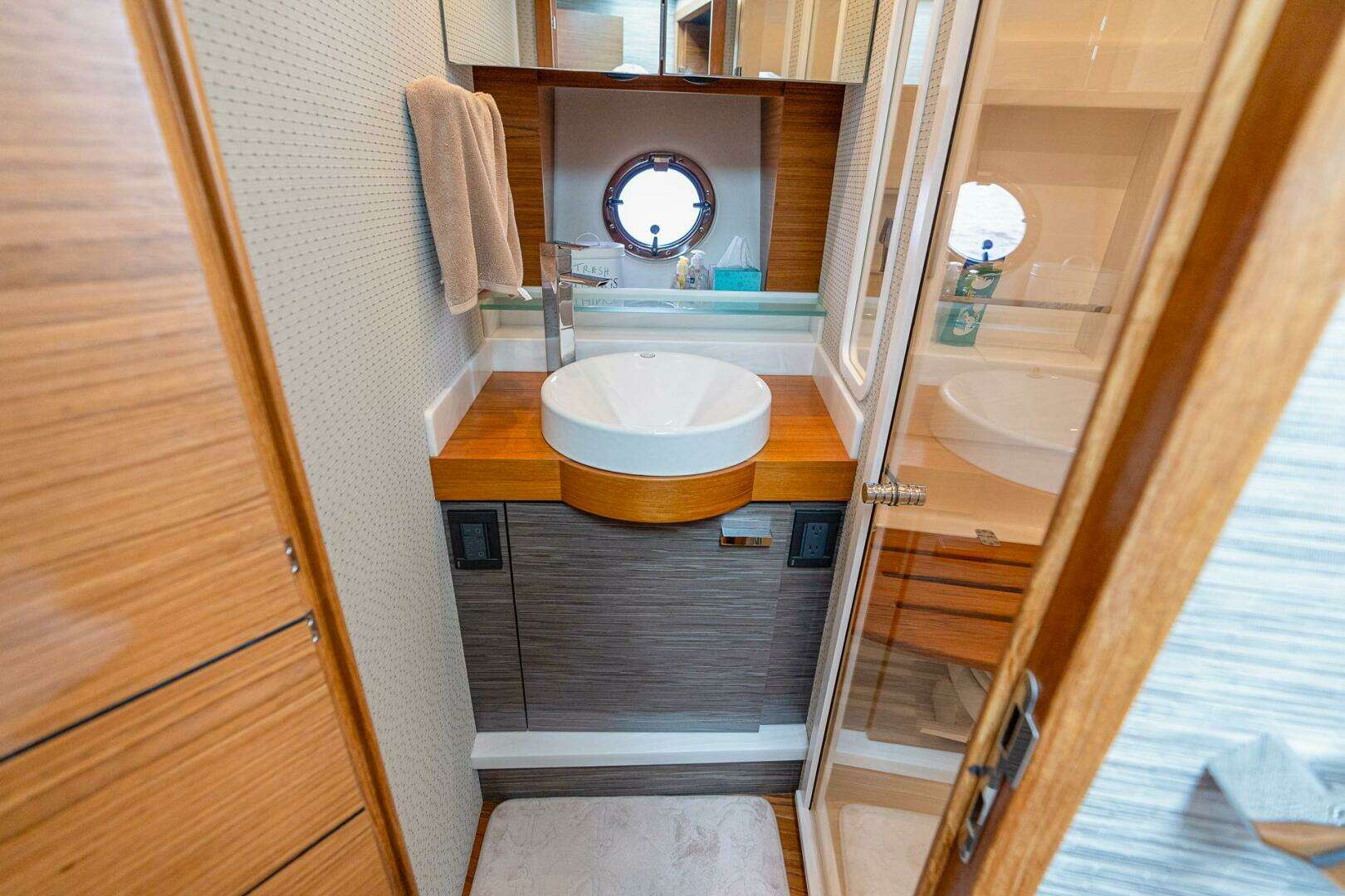 2021 Tiara Yachts 4400 Flybridge - Image 32