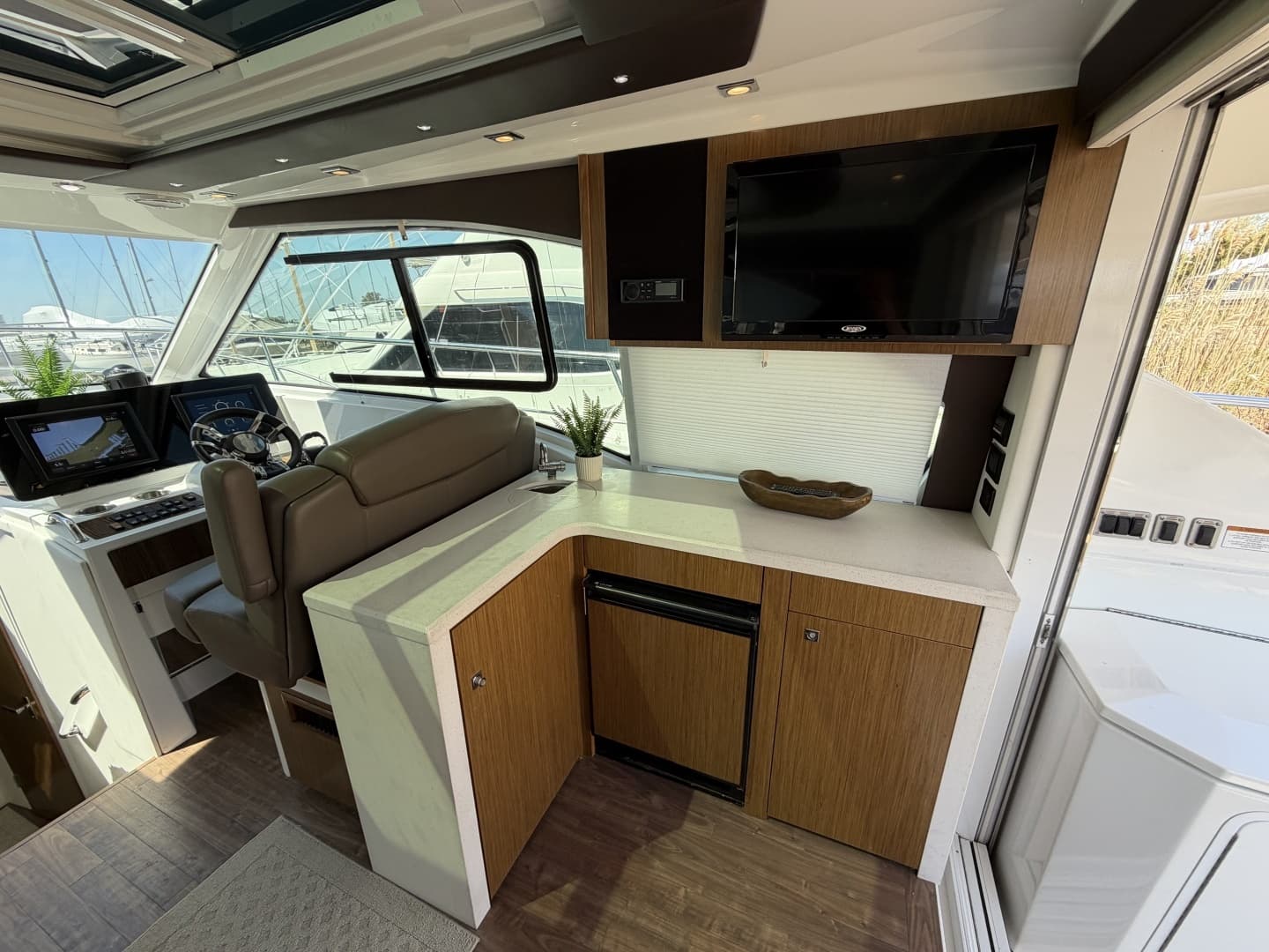 2016 Cruisers Yachts 41 Cantius - Image 14