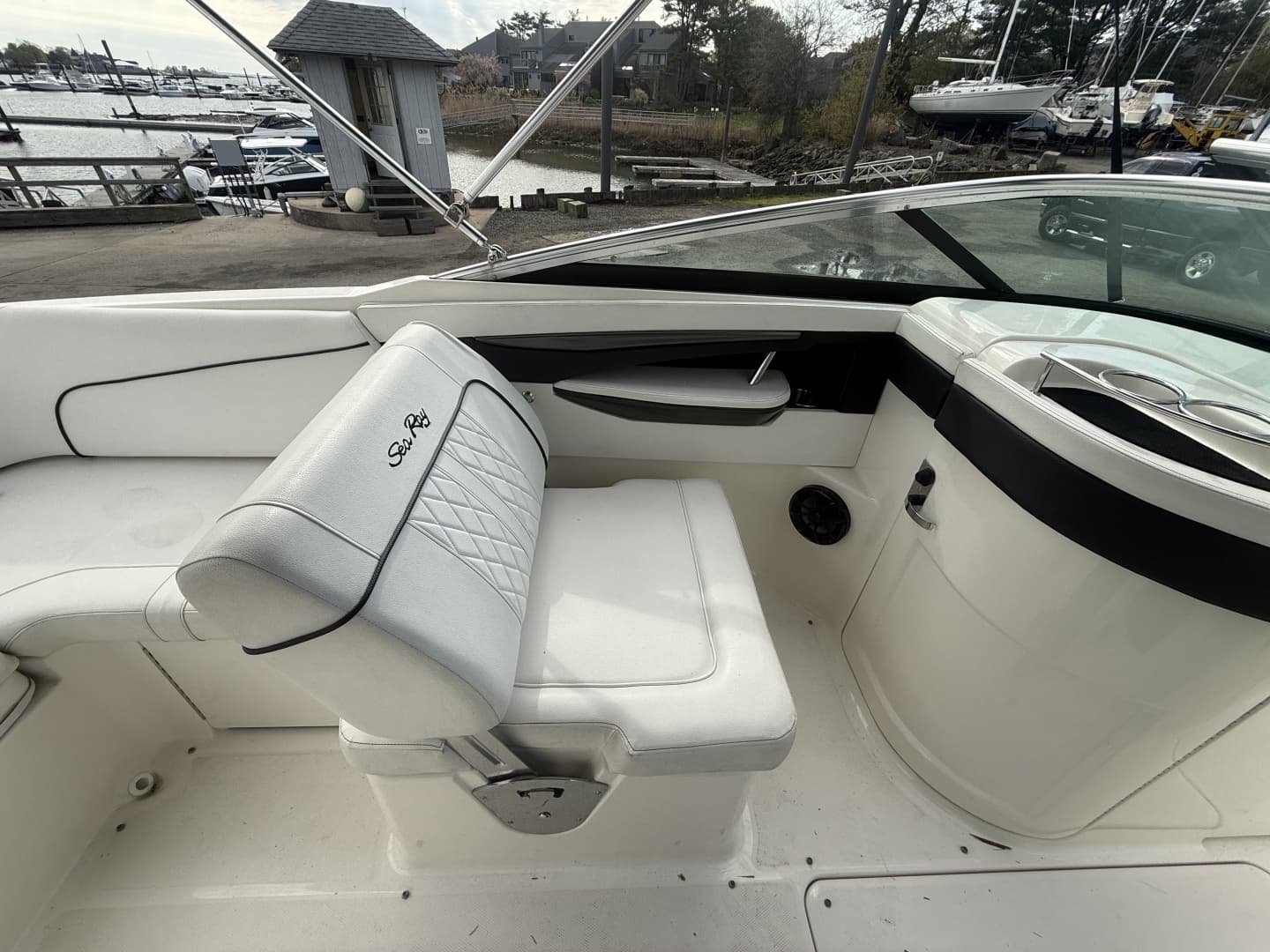 2015 Sea Ray 240 Sundeck - Image 11