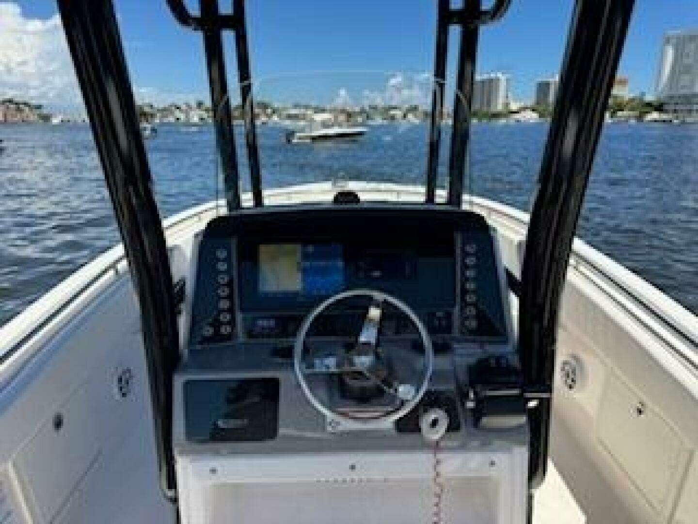 2022 Robalo R242 Center Console - Image 13