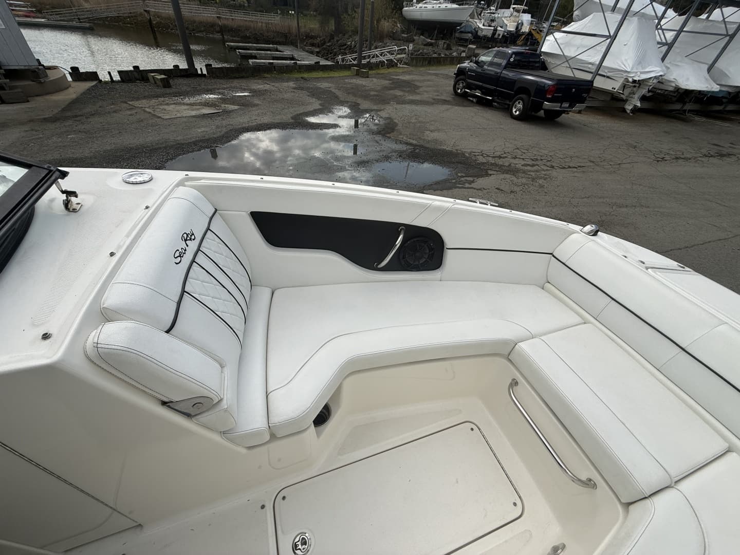2015 Sea Ray 240 Sundeck - Image 16