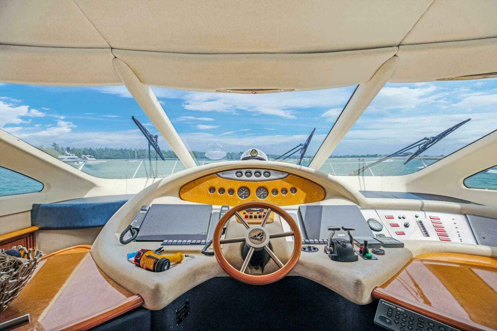 2004 Azimut 62 - Image 13