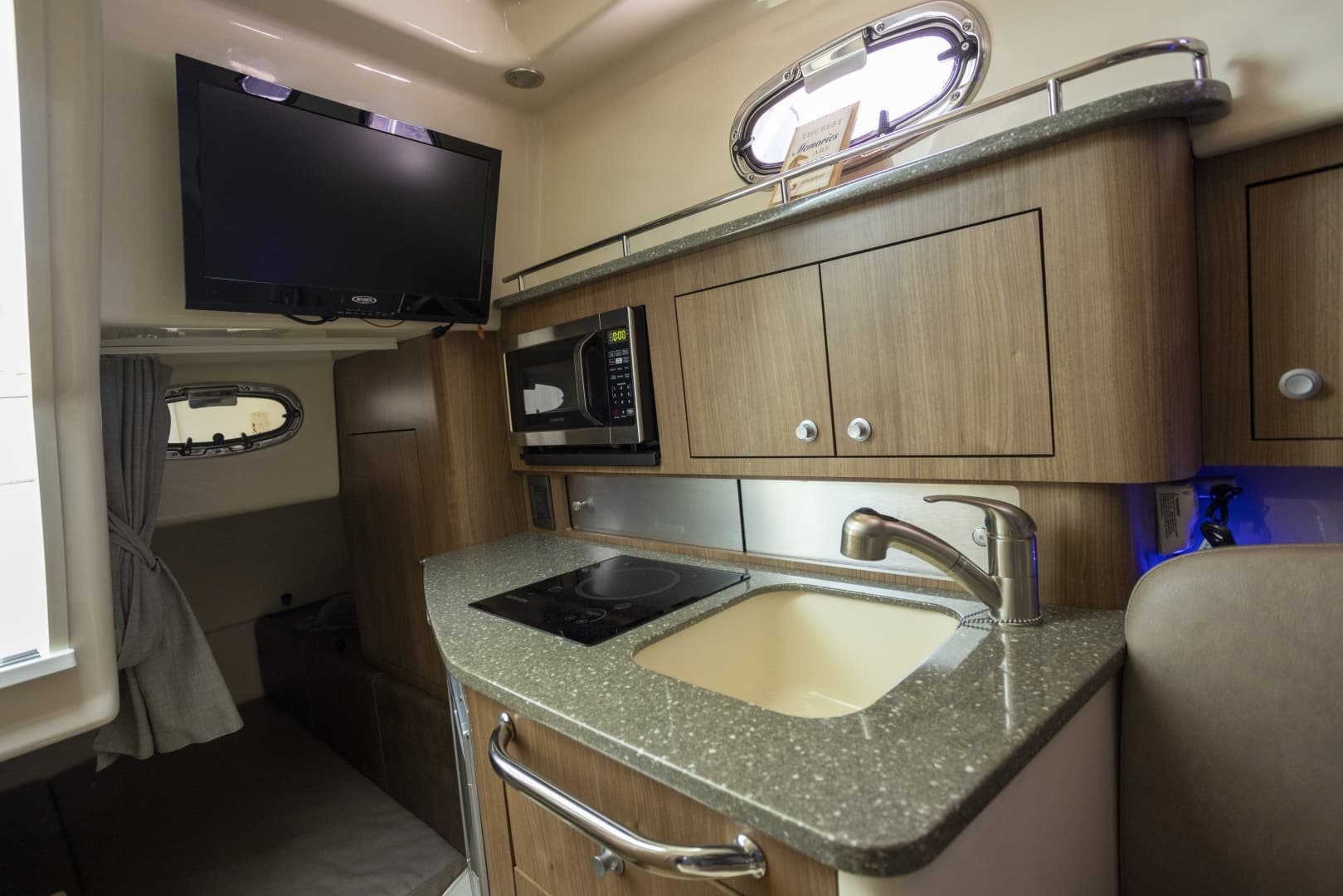 2014 Boston Whaler 315 Conquest - Image 21