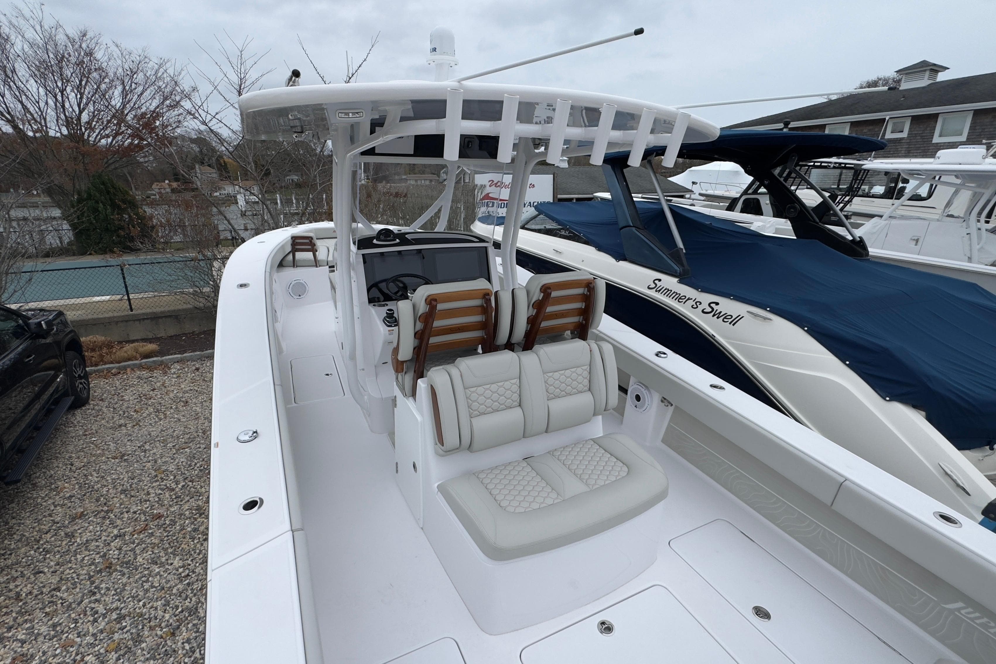 2024 Jupiter 32 FS boat with sleek design and comfortable seating.