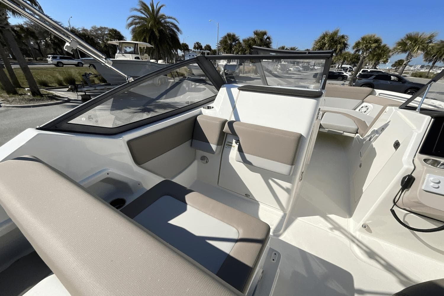 2025 Boston Whaler 210 Vantage - 33