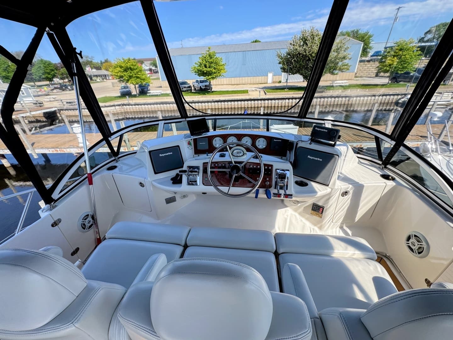 2002 Silverton 39 Motor Yacht - Image 11