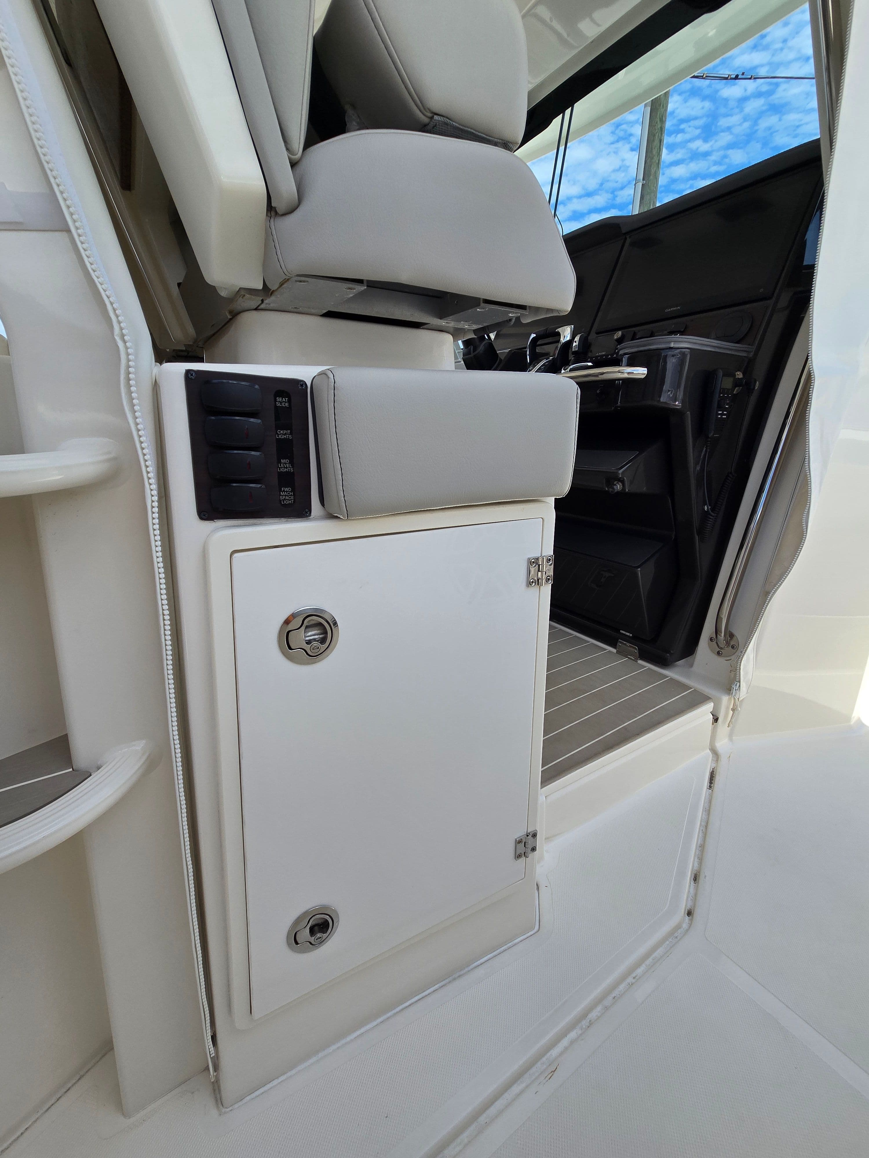 2025 PURSUIT 428 S - Image 35