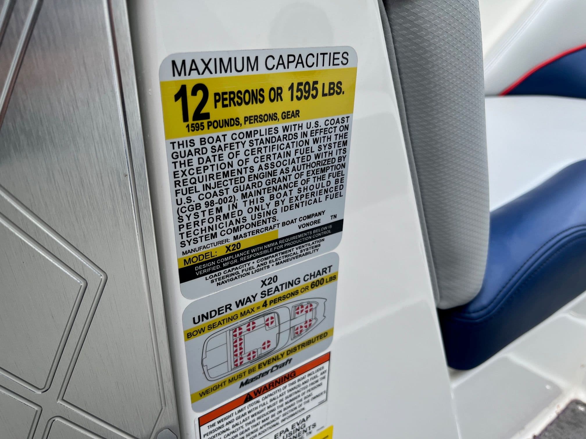 MasterCraft X20 2015 boat capacity label, maximum capacity 12 persons or 1595 lbs.