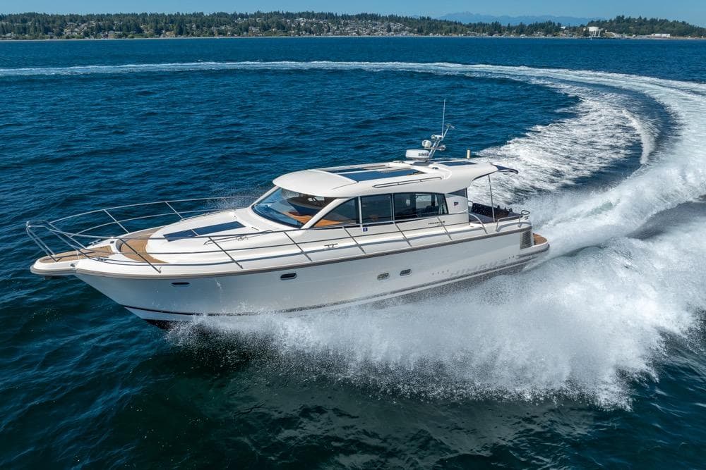 Nimbus 405 Coupé 2022 cruising on open water, creating a dynamic wake.