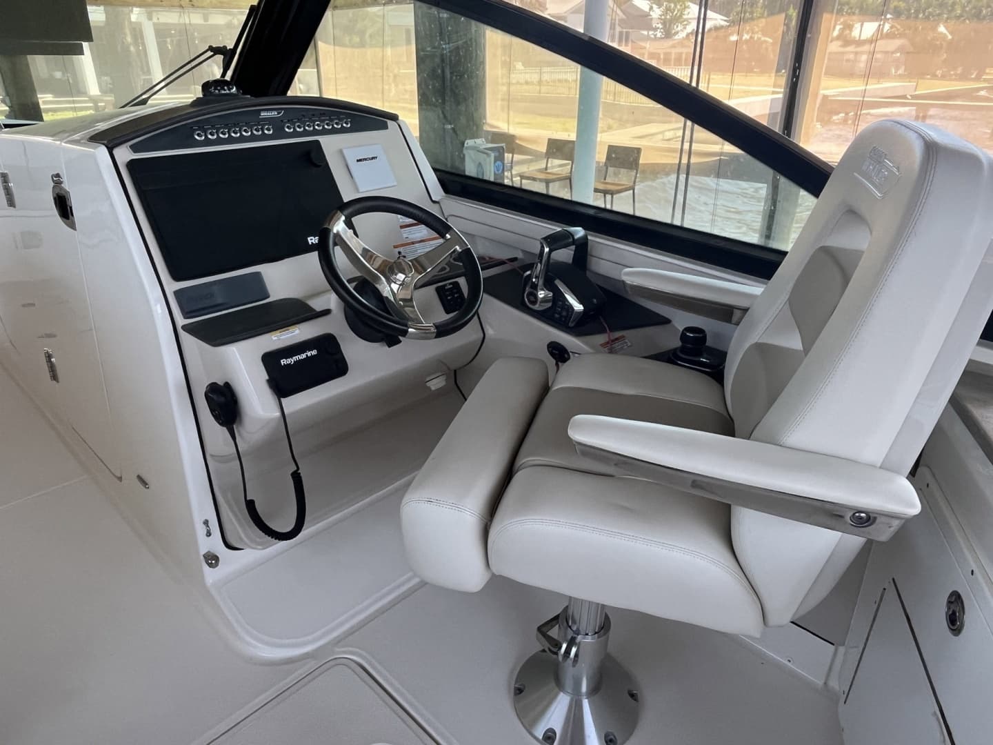 2022 Boston Whaler 320 Vantage - Image 15