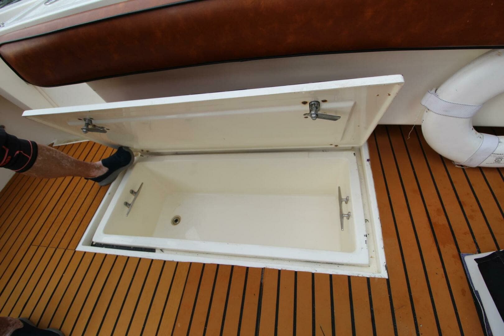 2006 Albemarle 320 Express - Image 11