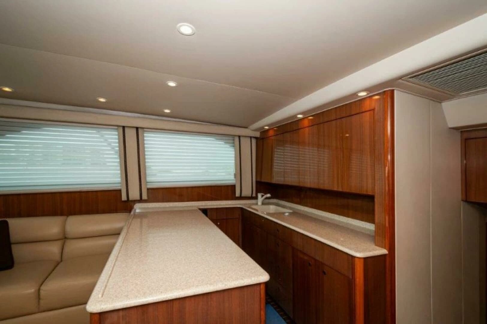2006 Viking 45 Convertible - Image 9