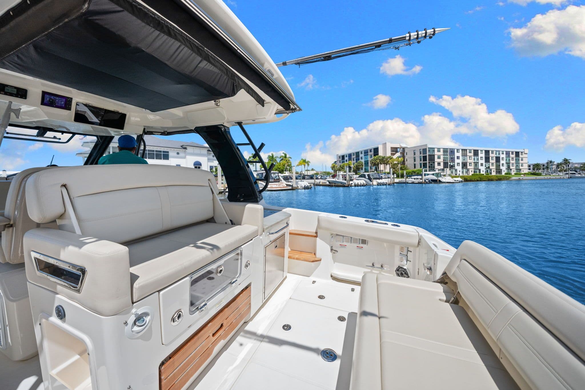 2022 Boston Whaler 350 Realm - 25