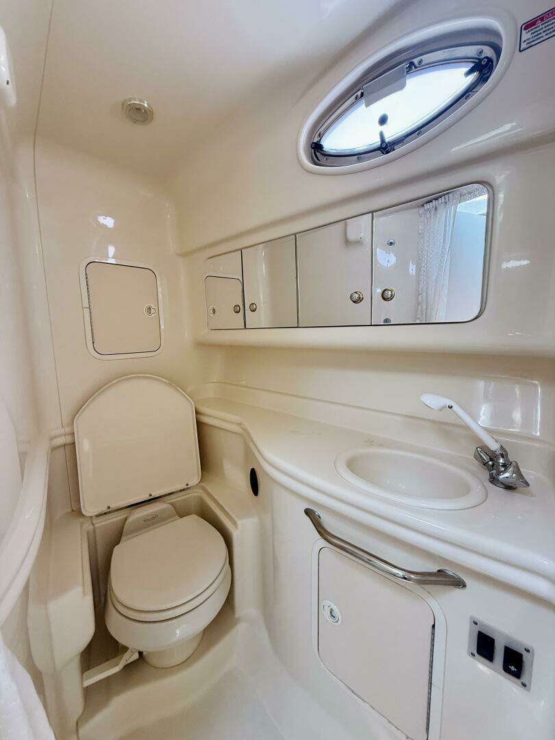 2004 Sea Ray 320 Sundancer - Image 17
