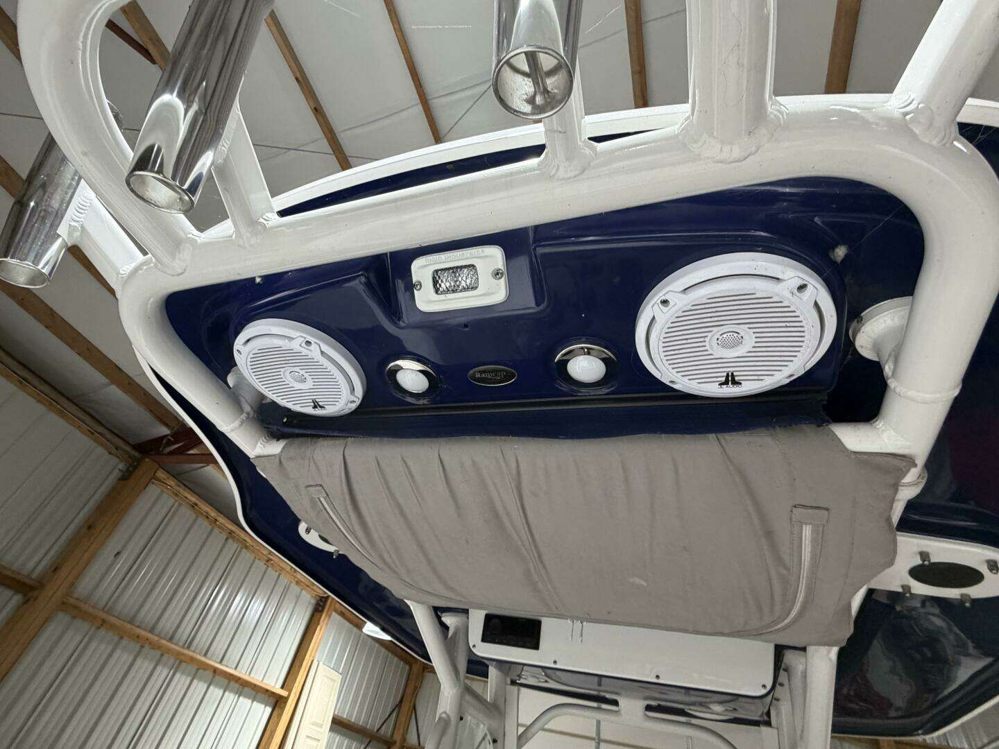 2016 Everglades 230 Center Console - Image 27