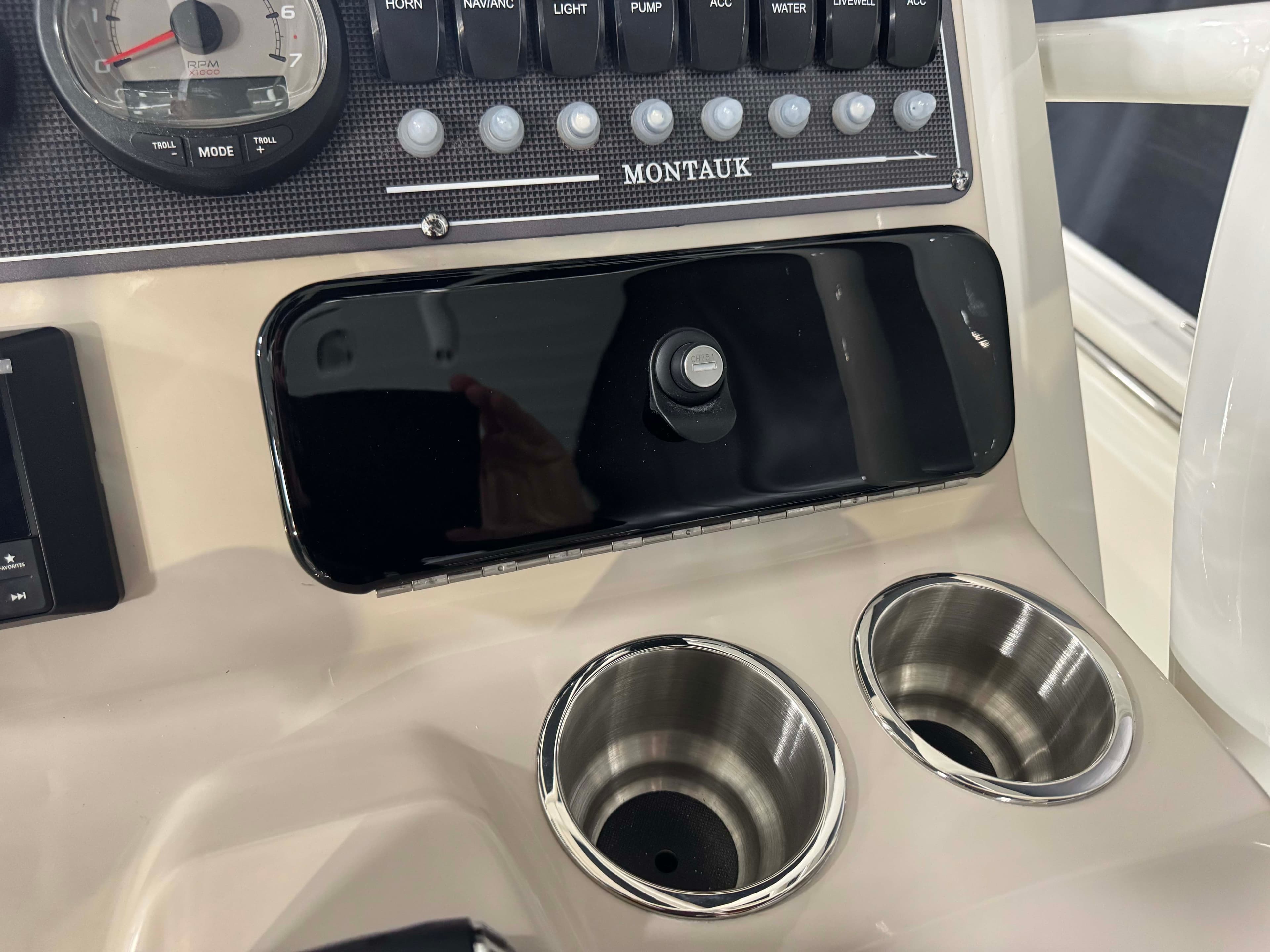 2026 Boston Whaler 210 Montauk - 36