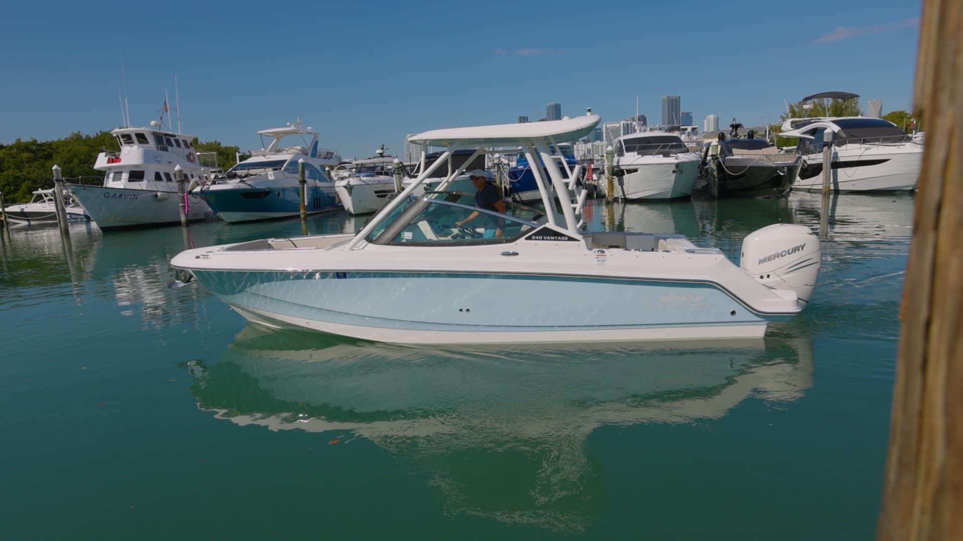 2022 Boston Whaler Vantage - Image 2