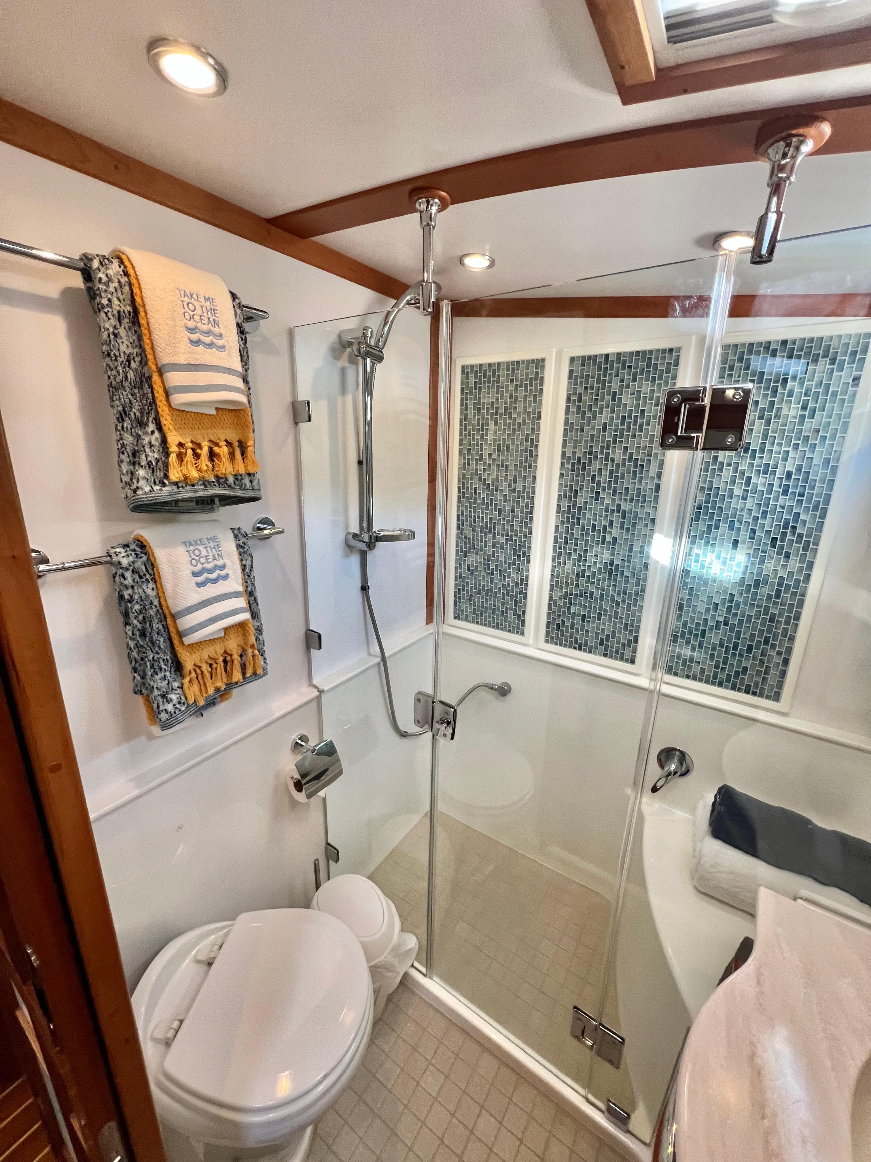 Luxurious bathroom in Sabre 48 Salon Express yacht, 2017 model.