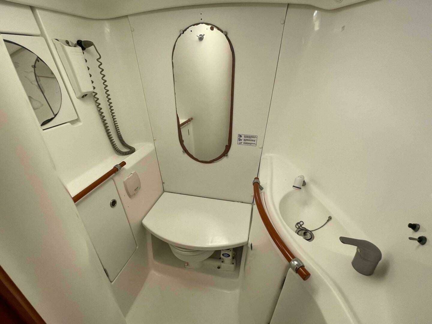 2006 Beneteau 393 - Image 21