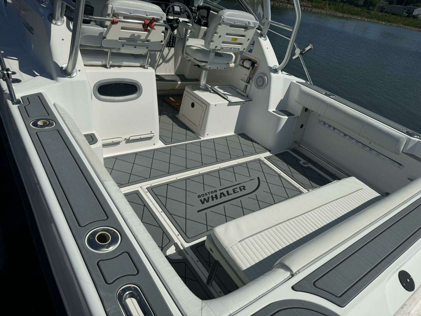 2002 Boston Whaler 275 Conquest - Image 8