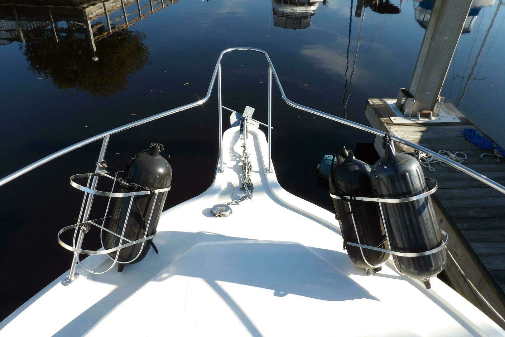 1992 Carver 28 Aft Cabin Motor Yacht - Image 8