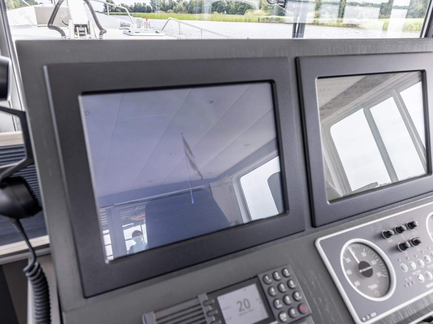 Bridge controls of 2013 Bekebrede Luxemotor 19.95, featuring dual screens and navigation instruments.
