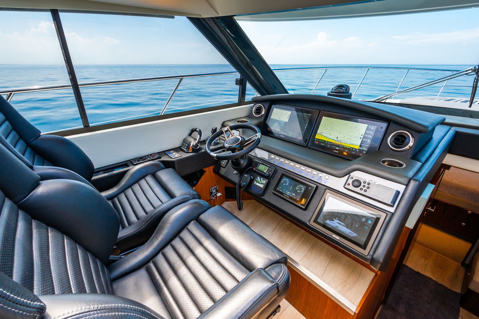 2019 Riviera 4800 Sport Yacht - 40