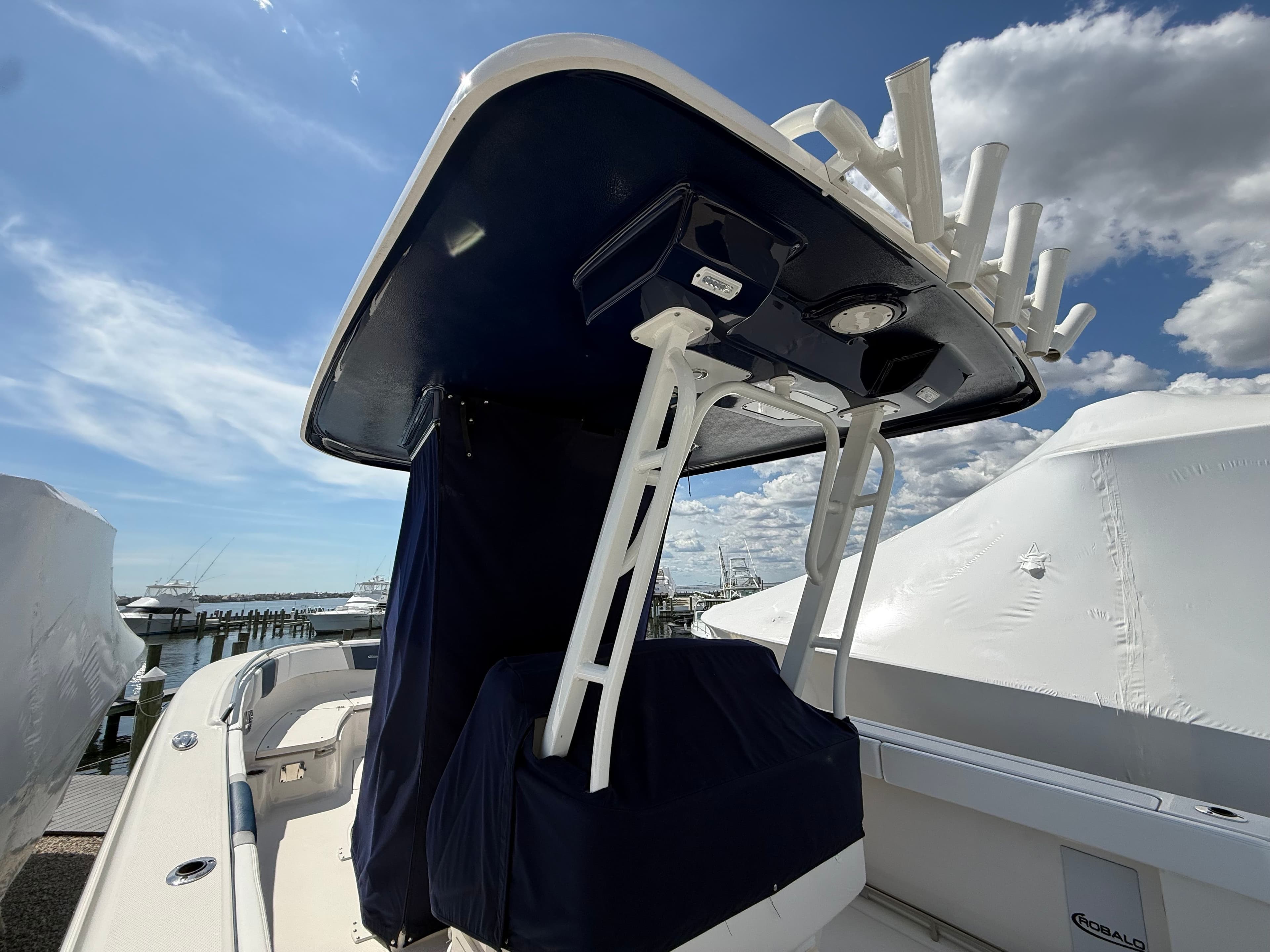 2021 Robalo R272 Center Console - 14