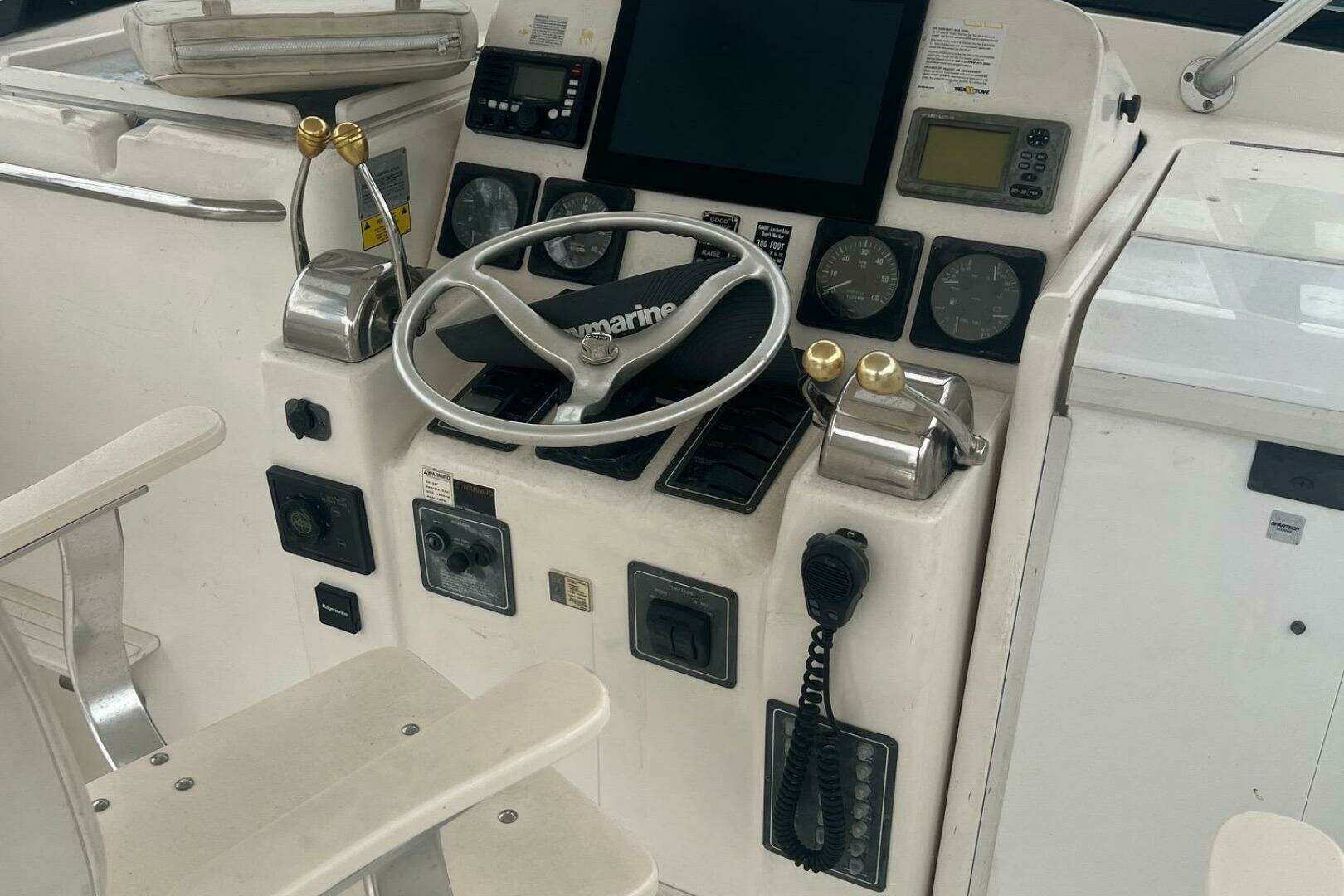 2001 Pursuit 3000 Offshore - Image 5