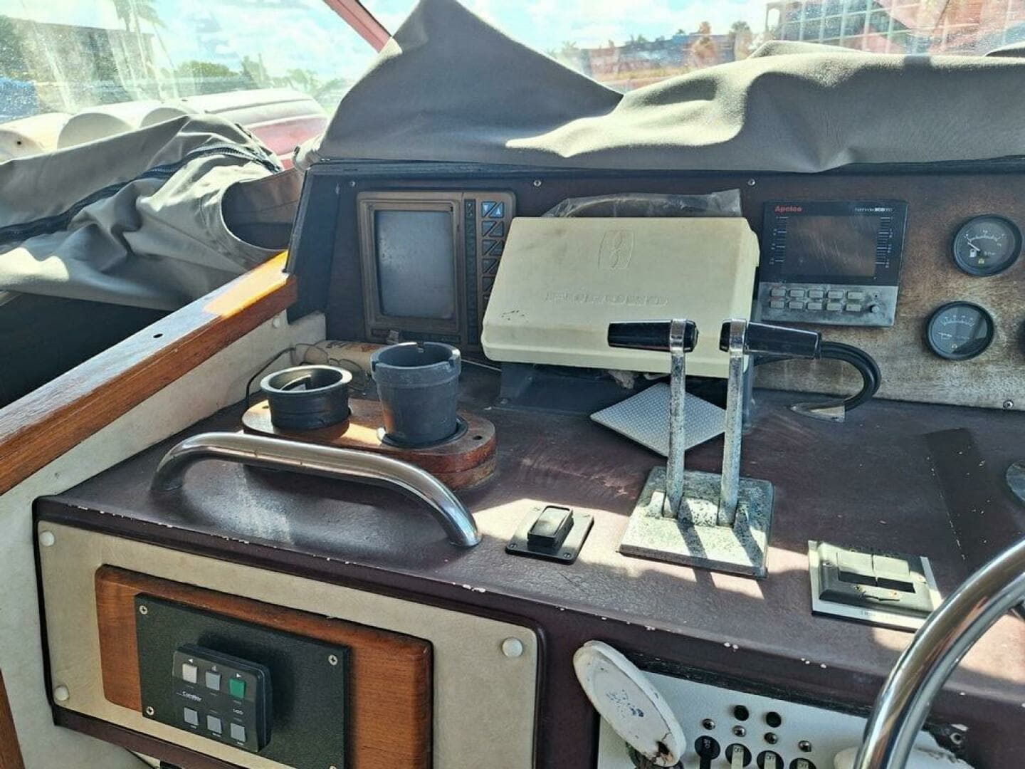 1985 Sea Ray 390 Express Cruiser - Image 4