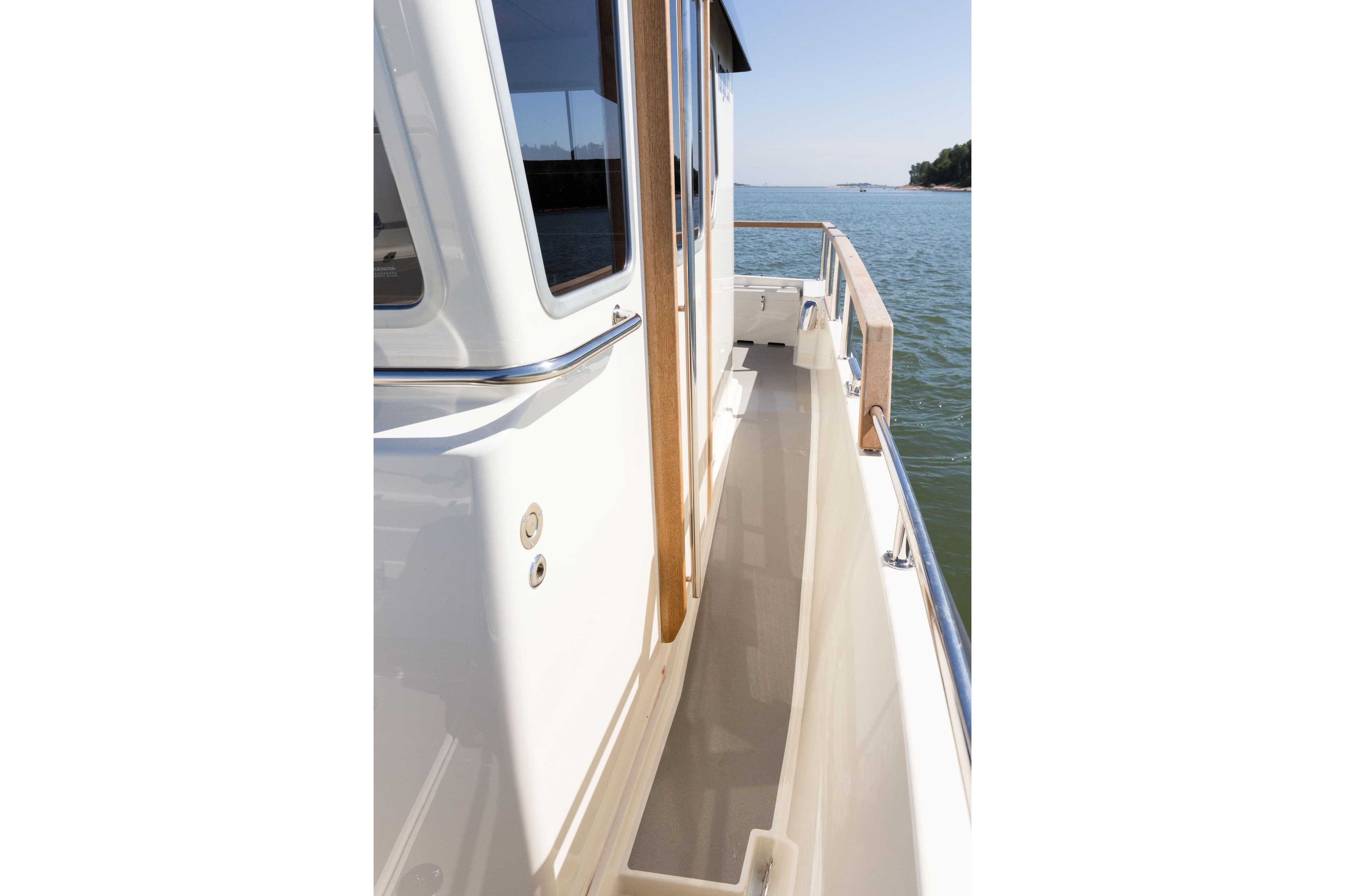Side view of 2026 Targa 23.1 boat, featuring sleek design and wooden accents on deck.