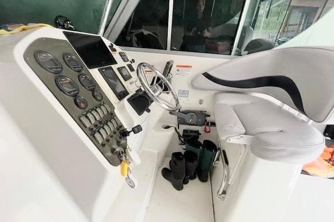 2004 Seaswirl Striper 2901 Walkaround O/B helm with gauges, steering wheel, and captain's chair.