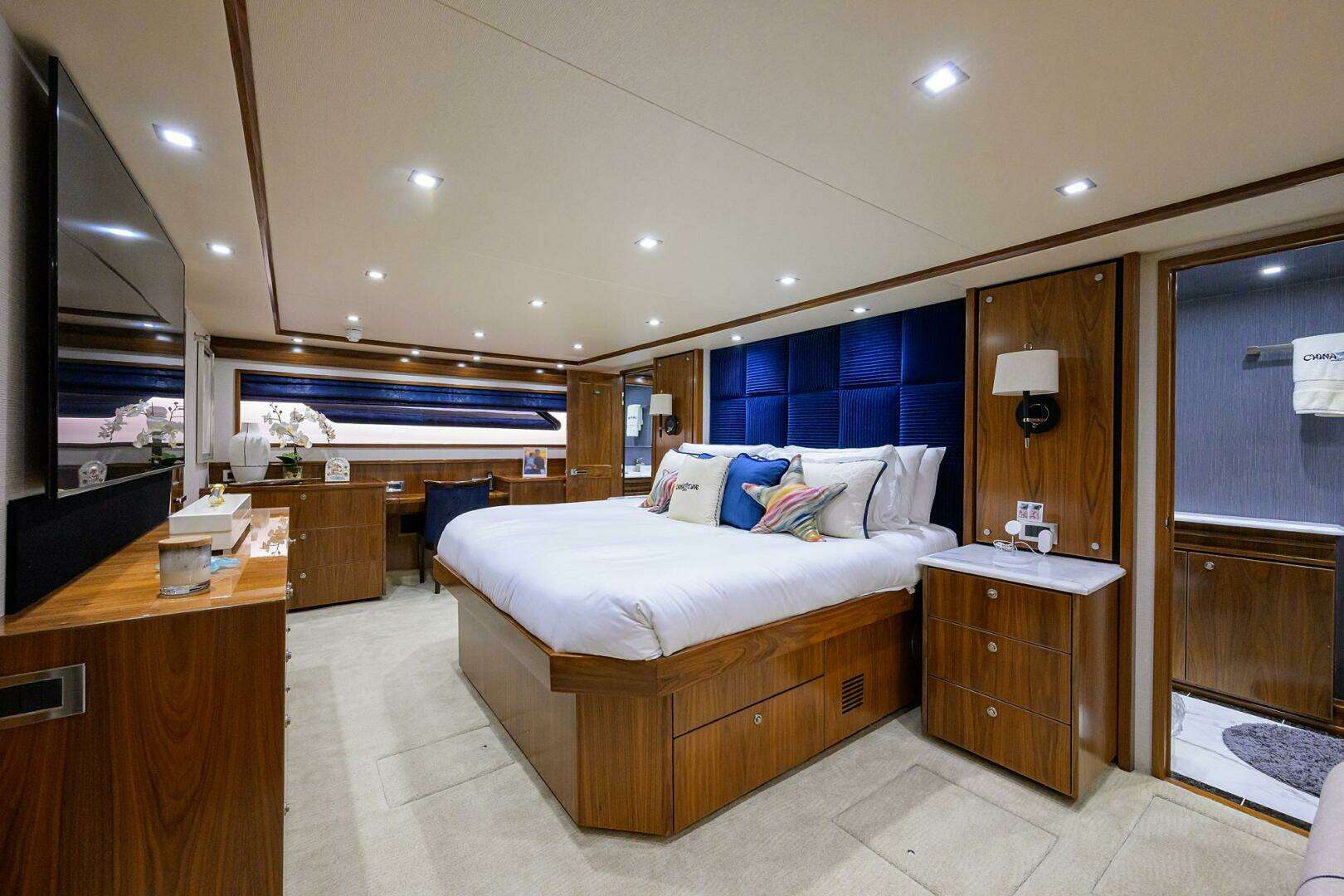 2020 Viking 92 Enclosed Bridge - Image 10