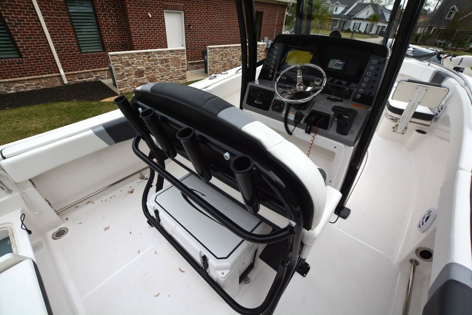 2023 Robalo R230 - Image 11