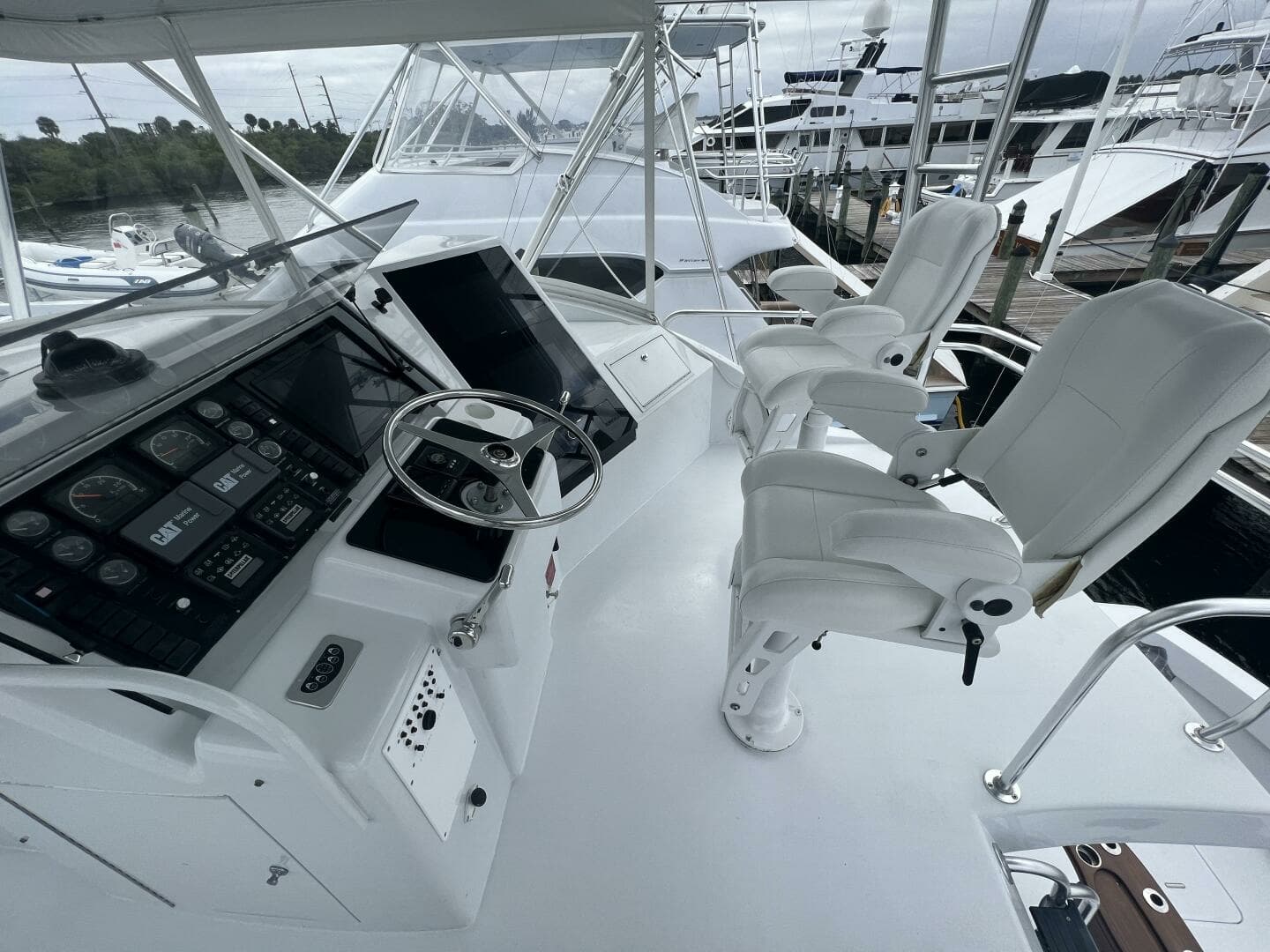 1999 Hatteras 60 Convertible - Image 18