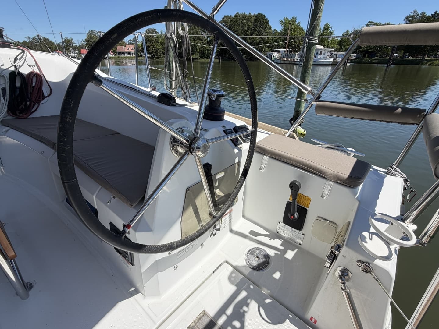 2015 Jeanneau 349 - Image 19