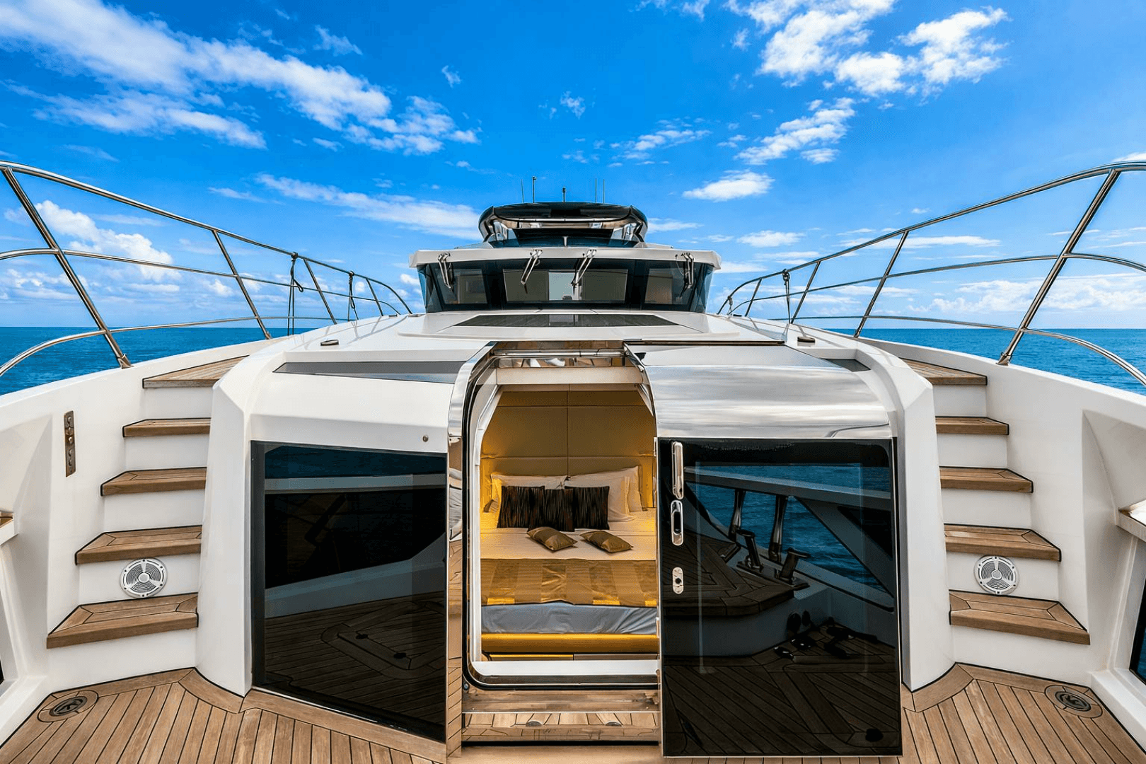 2018 Dominator Yachts Dominator Ilumen - Image 7